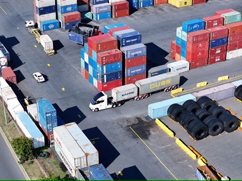 Windrose double at a container terminal with Maersk and QUBE containers